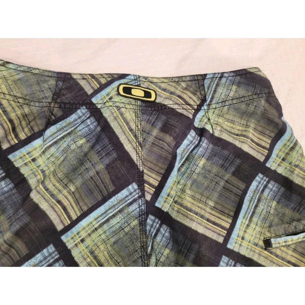 Oakley Board Shorts‎ Men 33 Plaid Geometric Surf Swim Trunks Y2K W/ Wax Comb